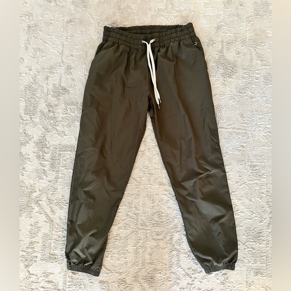 Olive green light weight Vuori Joggers - Medium - Picture 3 of 5